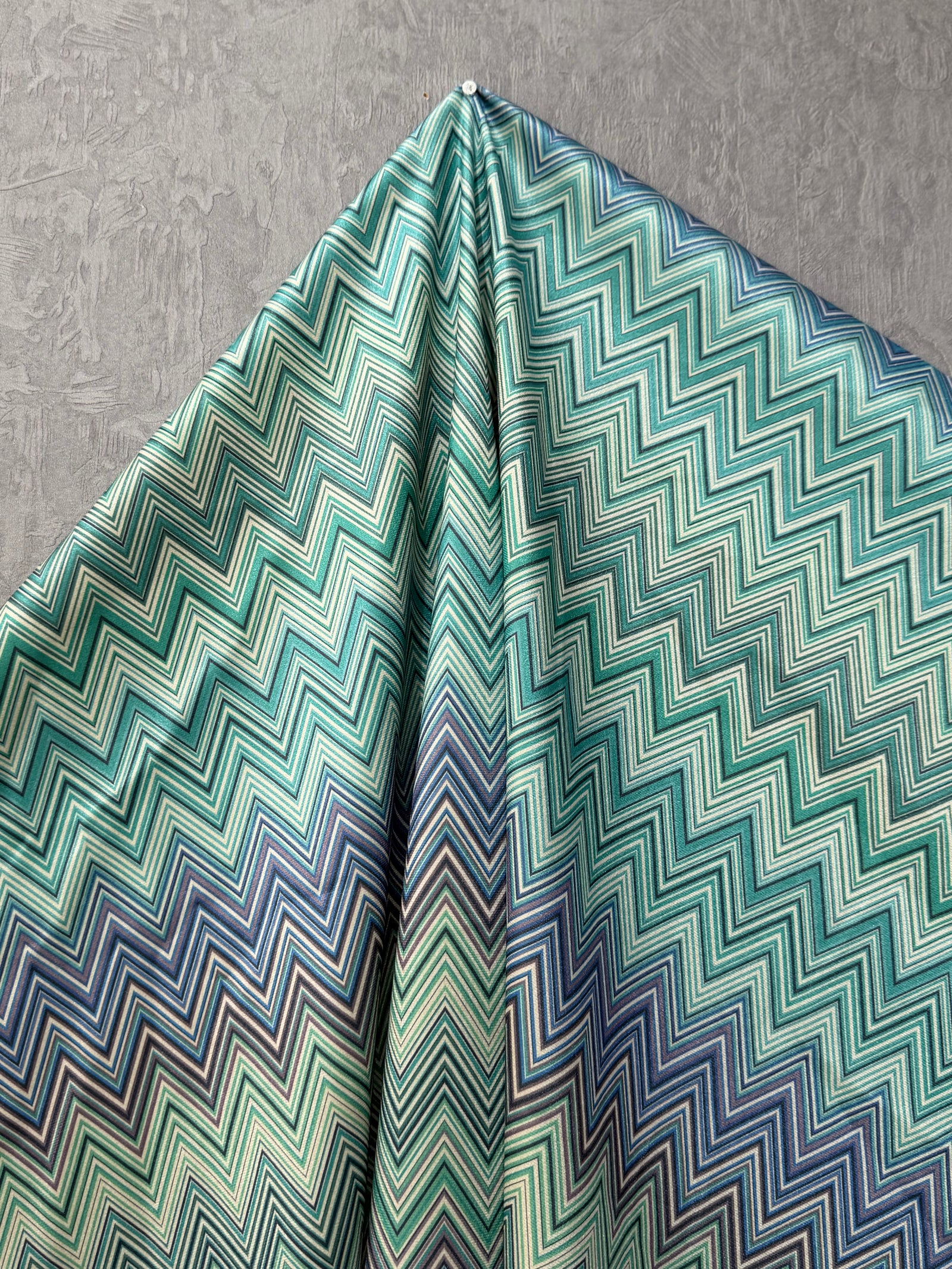 Kadife Chevron Serisi Zigzag Desenli Döşemelik & Perdelik Kadife Kumaş – Kırlentlik ve Dekoratif Kumaş – Metre ile Satış (140 cm En)