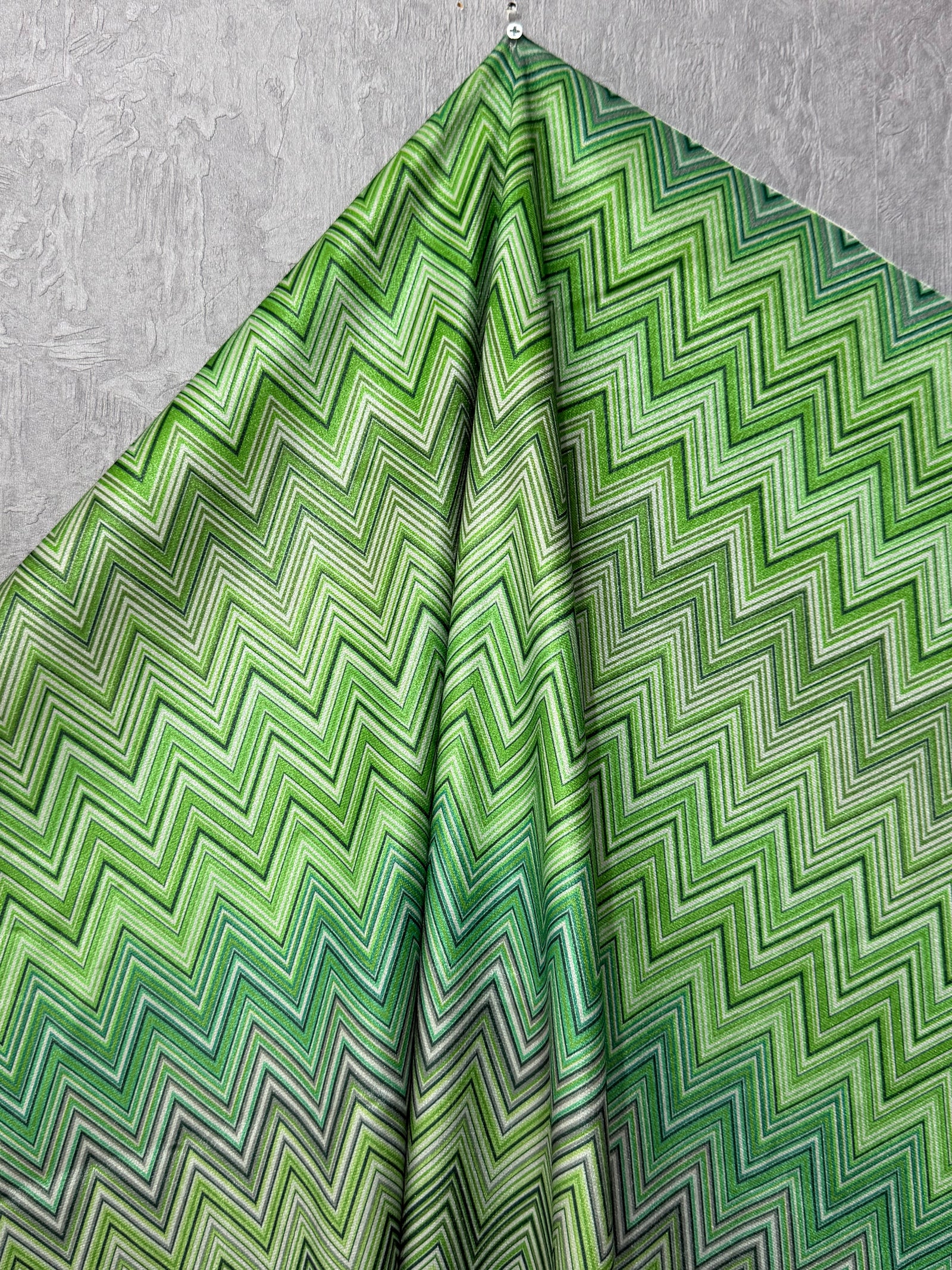Kadife Chevron Serisi Zigzag Desenli Döşemelik & Perdelik Kadife Kumaş – Kırlentlik ve Dekoratif Kumaş – Metre ile Satış (140 cm En)