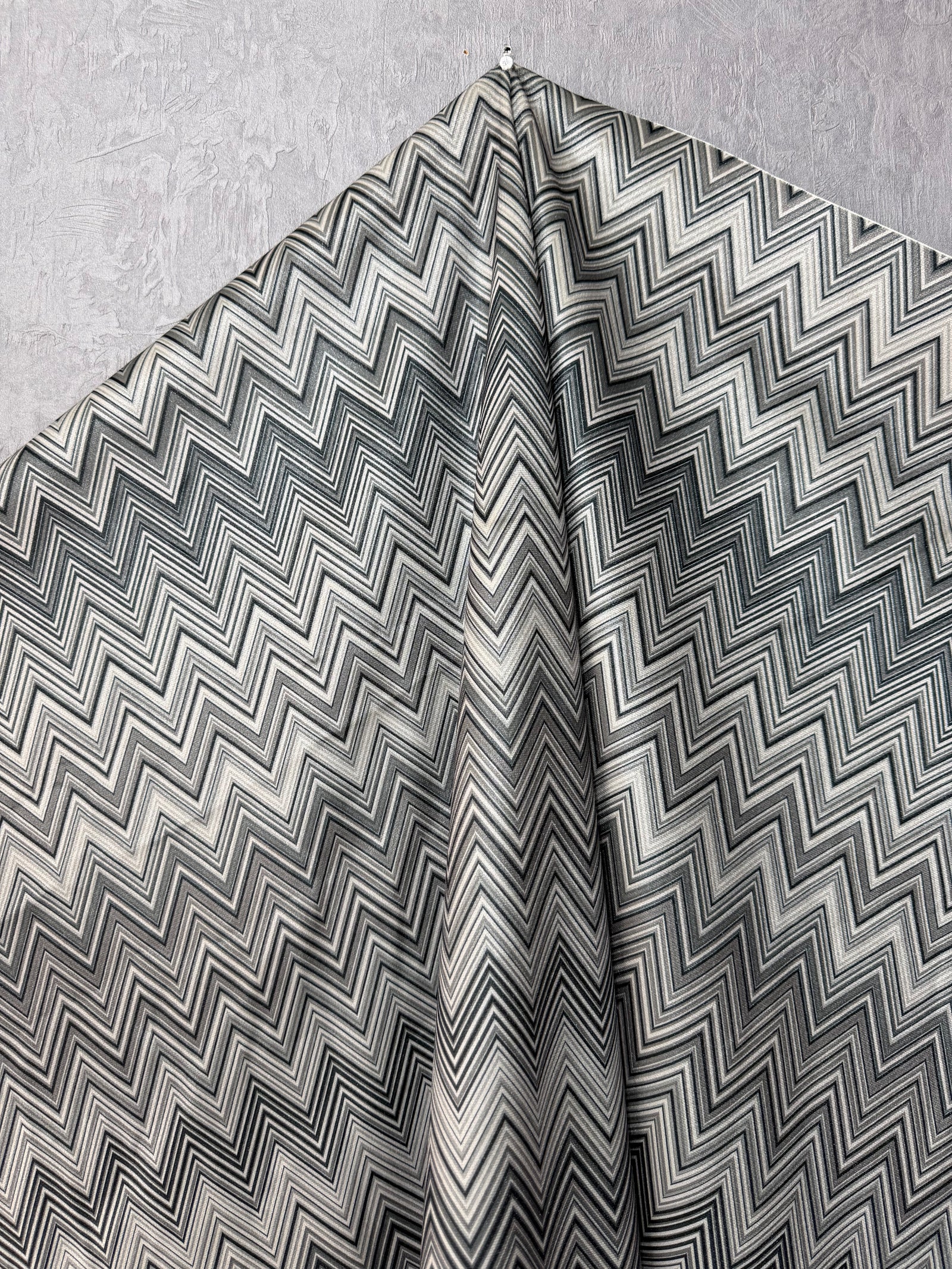 Kadife Chevron Serisi Zigzag Desenli Döşemelik & Perdelik Kadife Kumaş – Kırlentlik ve Dekoratif Kumaş – Metre ile Satış (140 cm En)