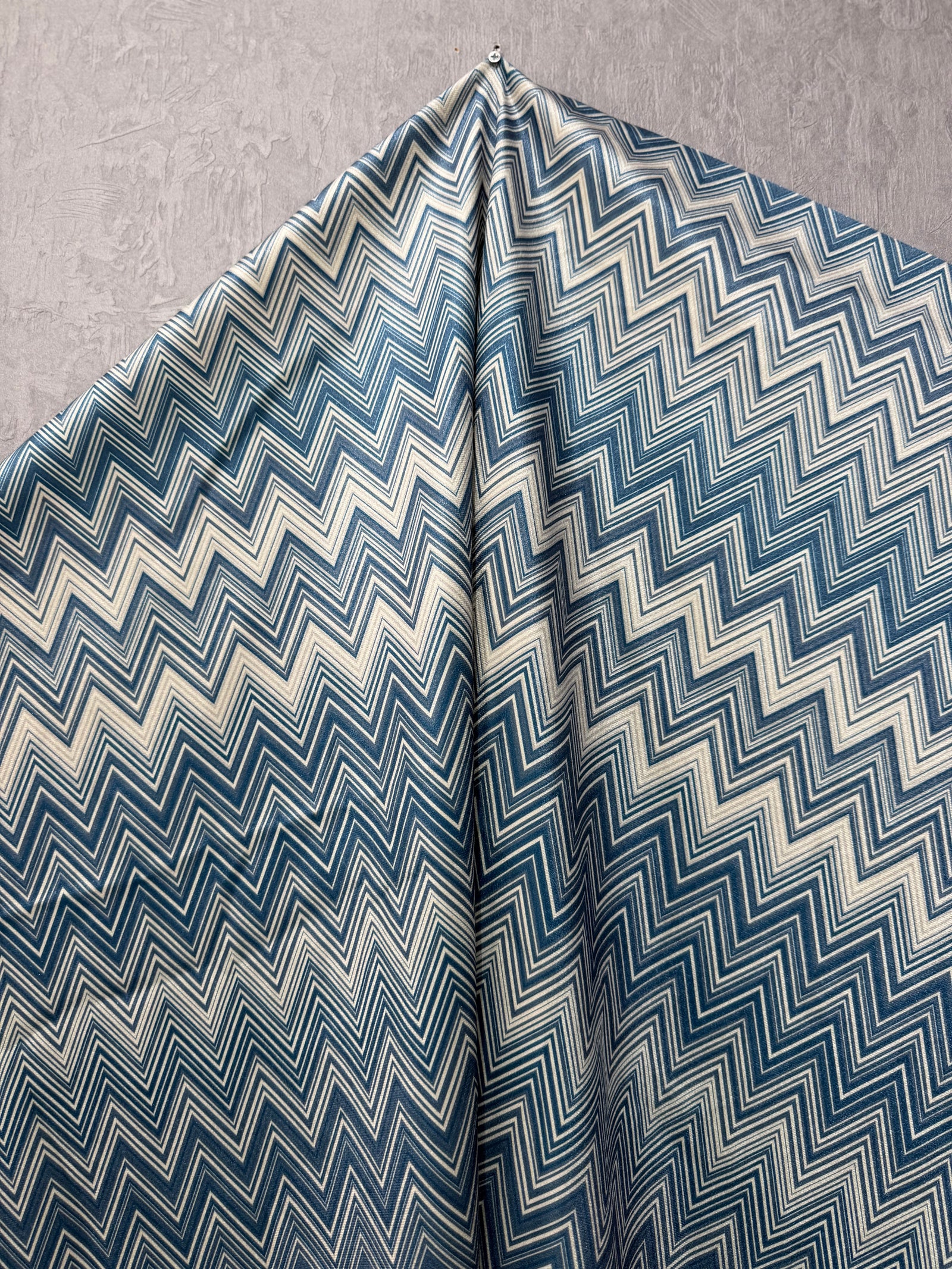 Kadife Chevron Serisi Zigzag Desenli Döşemelik & Perdelik Kadife Kumaş – Kırlentlik ve Dekoratif Kumaş – Metre ile Satış (140 cm En)