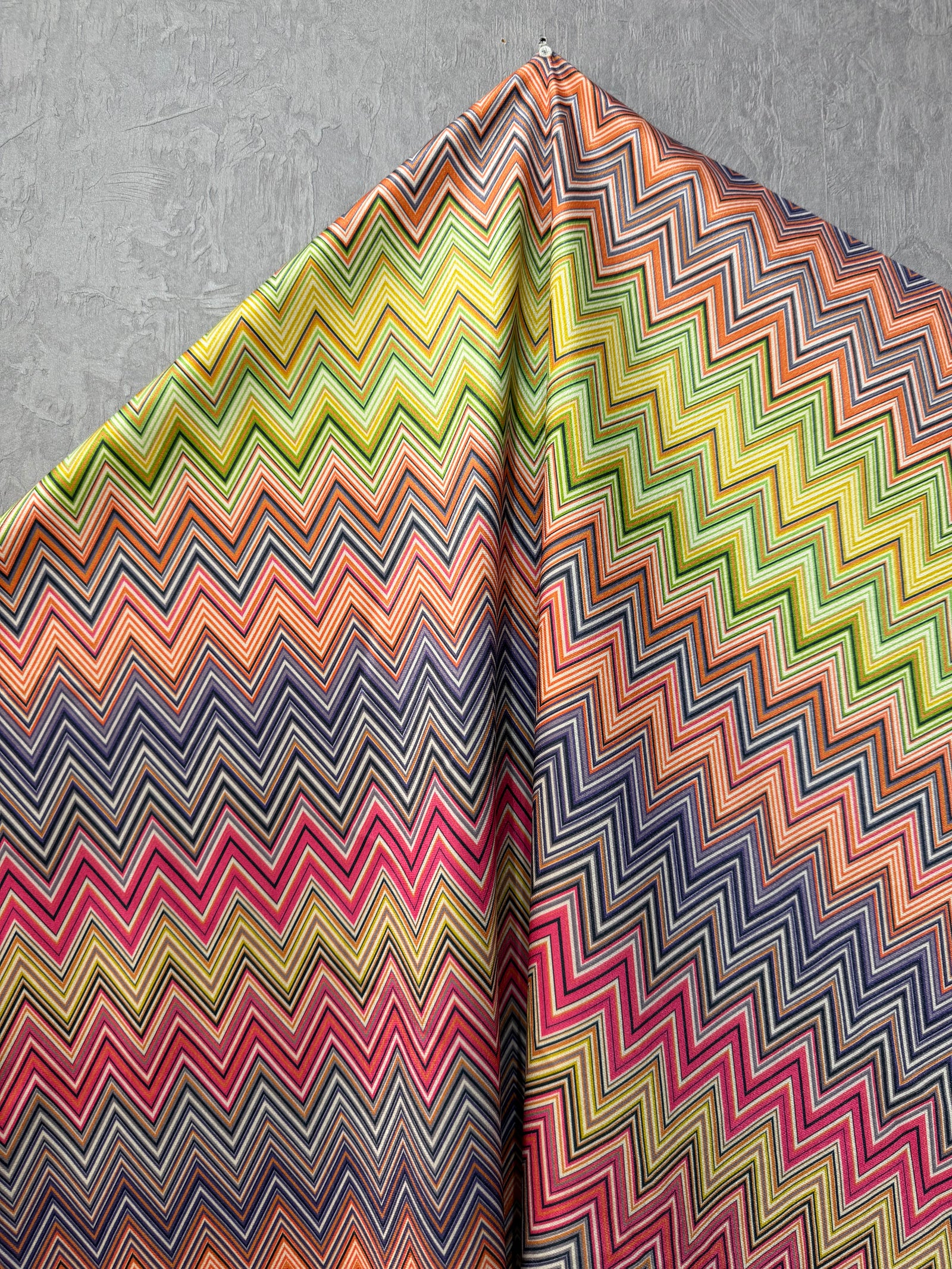 Kadife Chevron Serisi Zigzag Desenli Döşemelik & Perdelik Kadife Kumaş – Kırlentlik ve Dekoratif Kumaş – Metre ile Satış (140 cm En)
