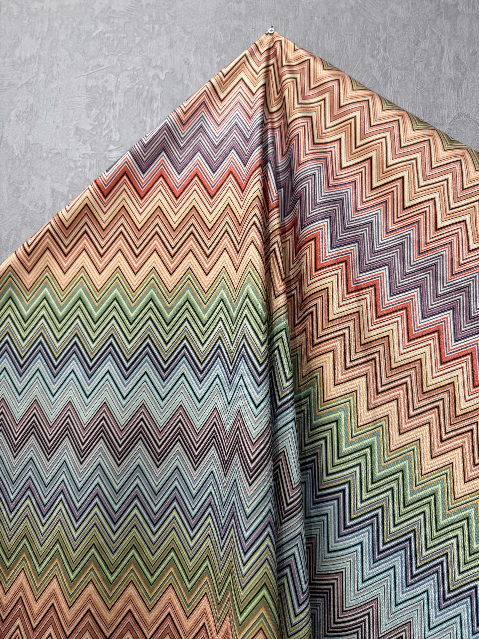 Kadife Chevron Serisi Zigzag Desenli Döşemelik & Perdelik Kadife Kumaş – Kırlentlik ve Dekoratif Kumaş – Metre ile Satış (140 cm En)