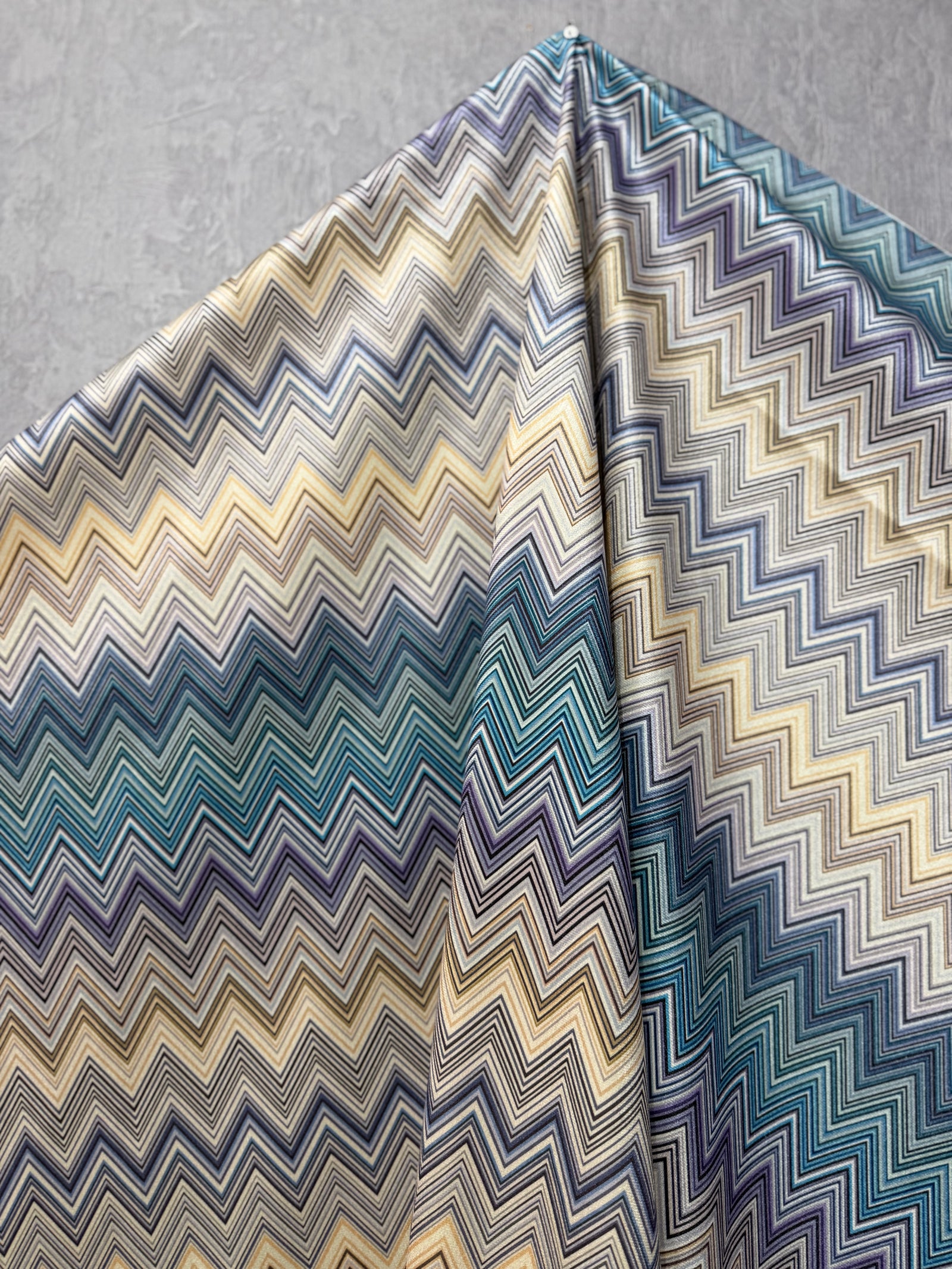 Kadife Chevron Serisi Zigzag Desenli Döşemelik & Perdelik Kadife Kumaş – Kırlentlik ve Dekoratif Kumaş – Metre ile Satış (140 cm En)