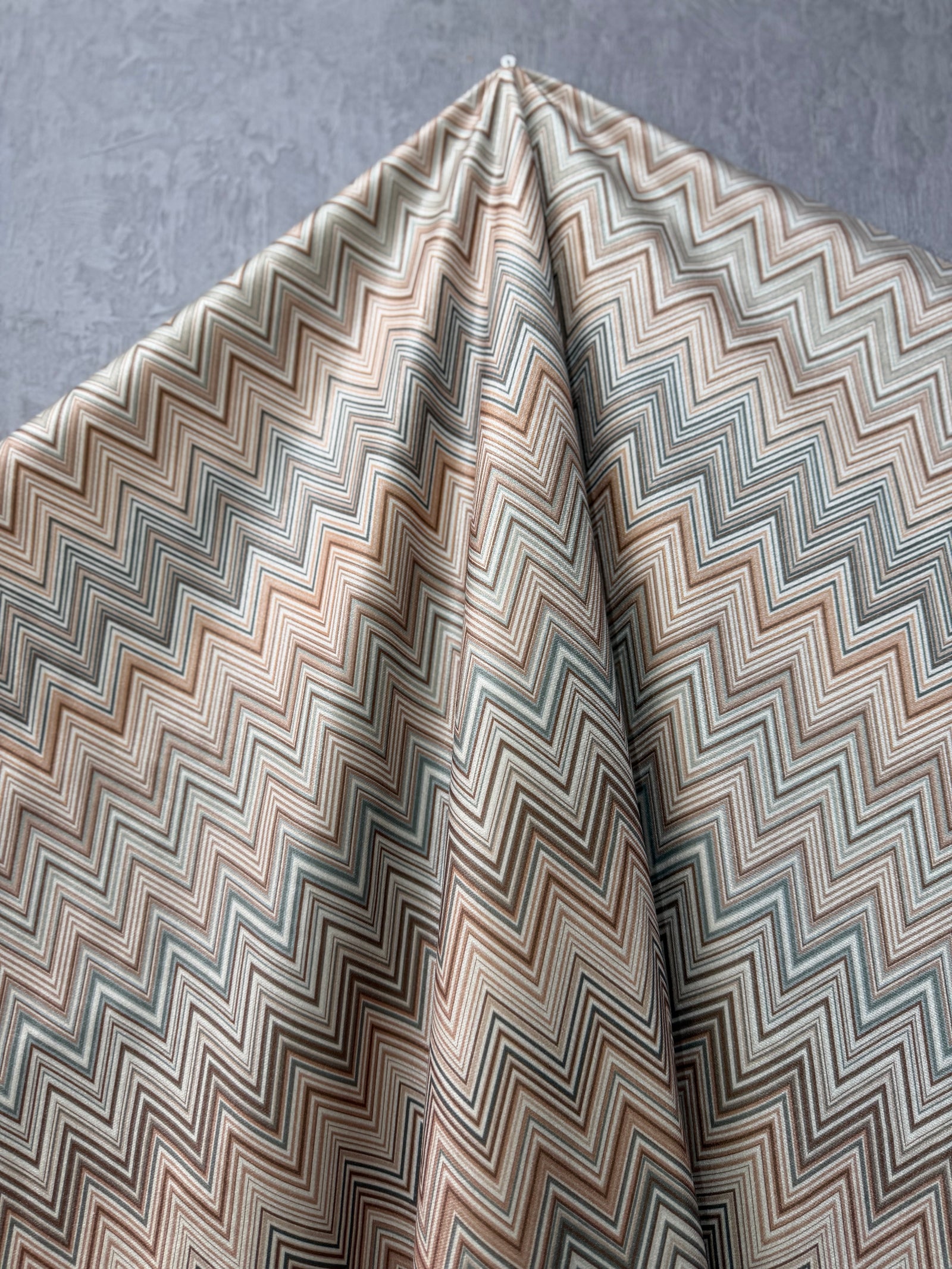 Kadife Chevron Serisi Zigzag Desenli Döşemelik & Perdelik Kadife Kumaş – Kırlentlik ve Dekoratif Kumaş – Metre ile Satış (140 cm En)