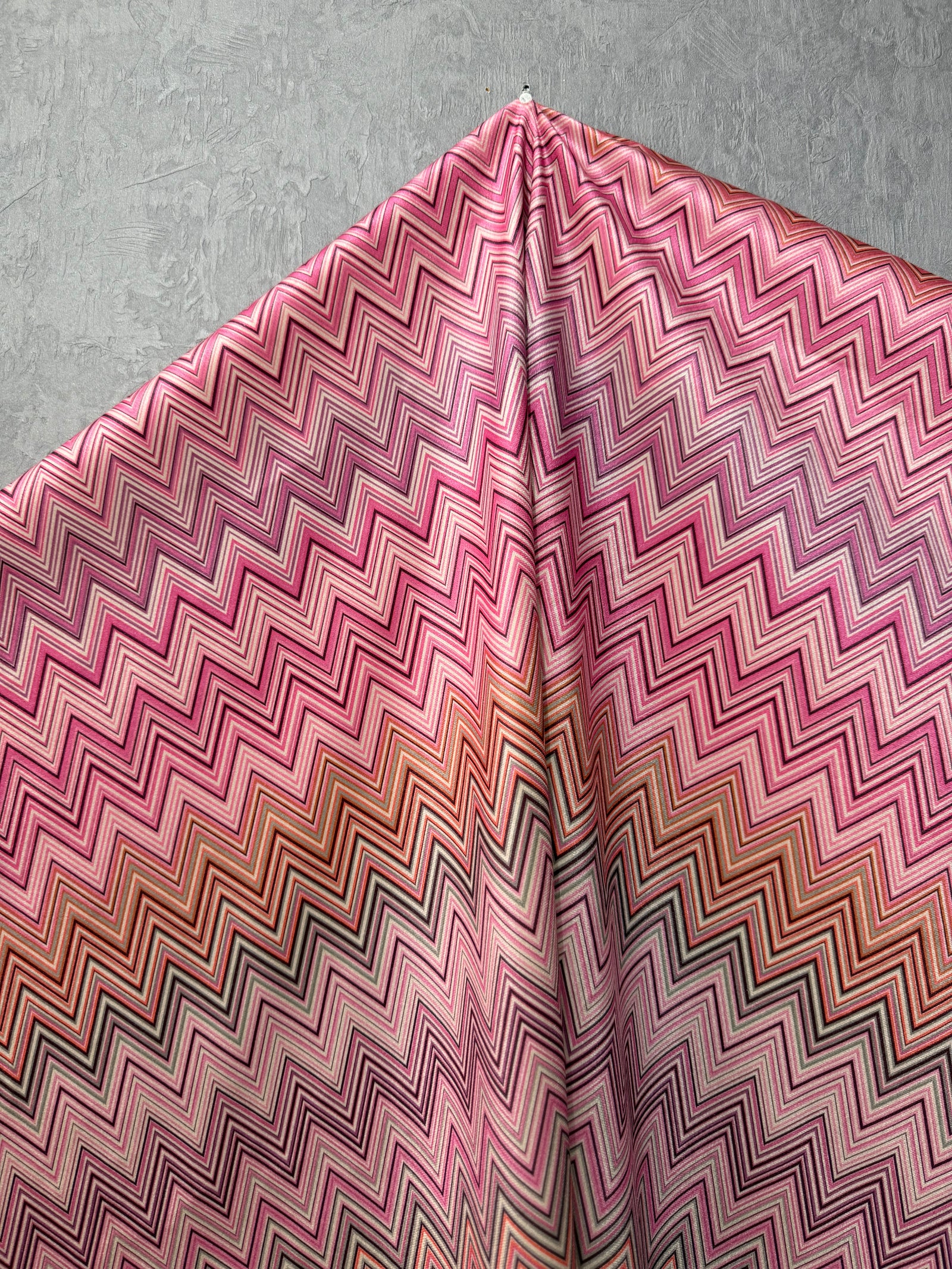 Kadife Chevron Serisi Zigzag Desenli Döşemelik & Perdelik Kadife Kumaş – Kırlentlik ve Dekoratif Kumaş – Metre ile Satış (140 cm En)