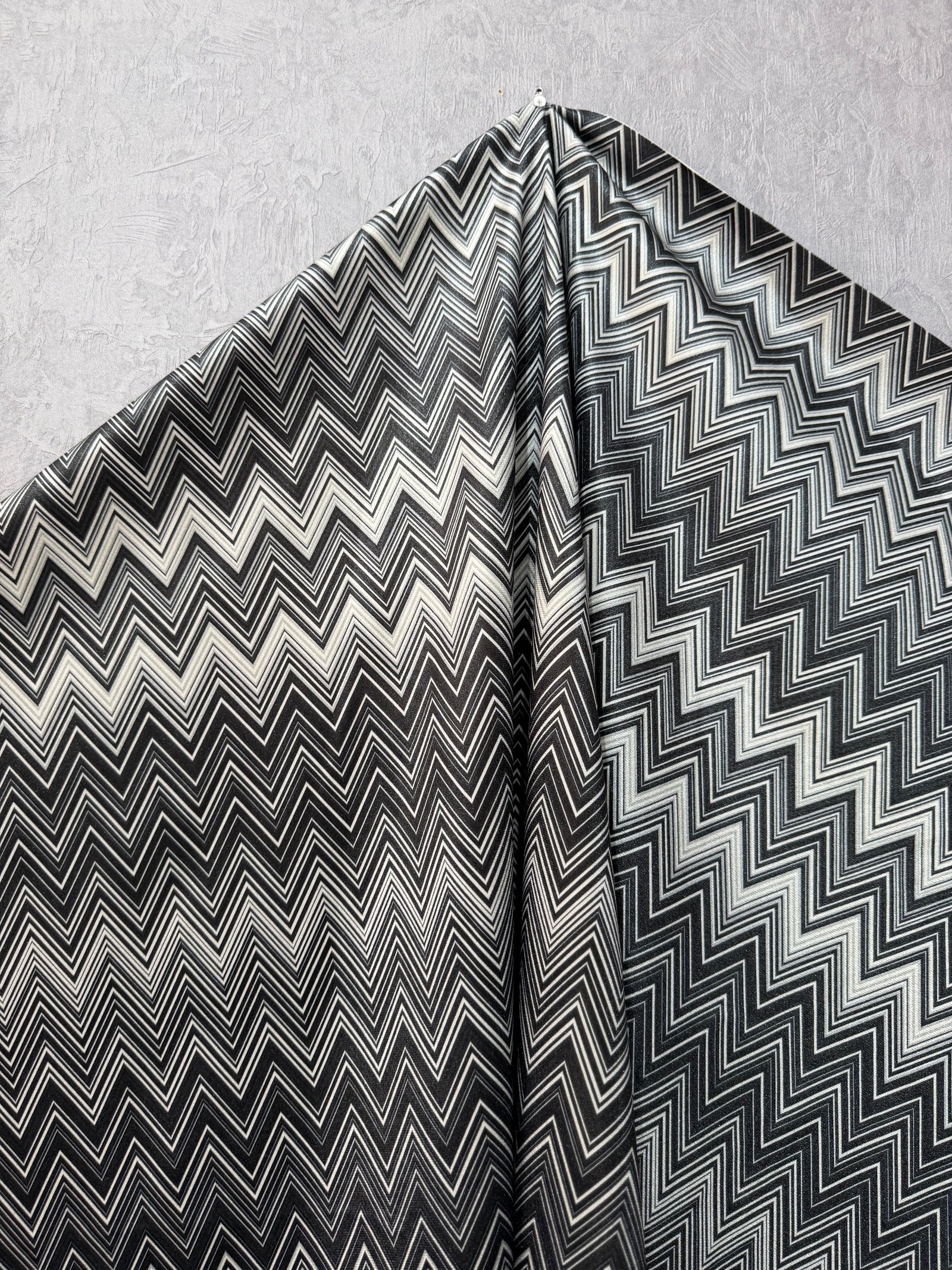 Kadife Chevron Serisi Zigzag Desenli Döşemelik & Perdelik Kadife Kumaş – Kırlentlik ve Dekoratif Kumaş – Metre ile Satış (140 cm En)