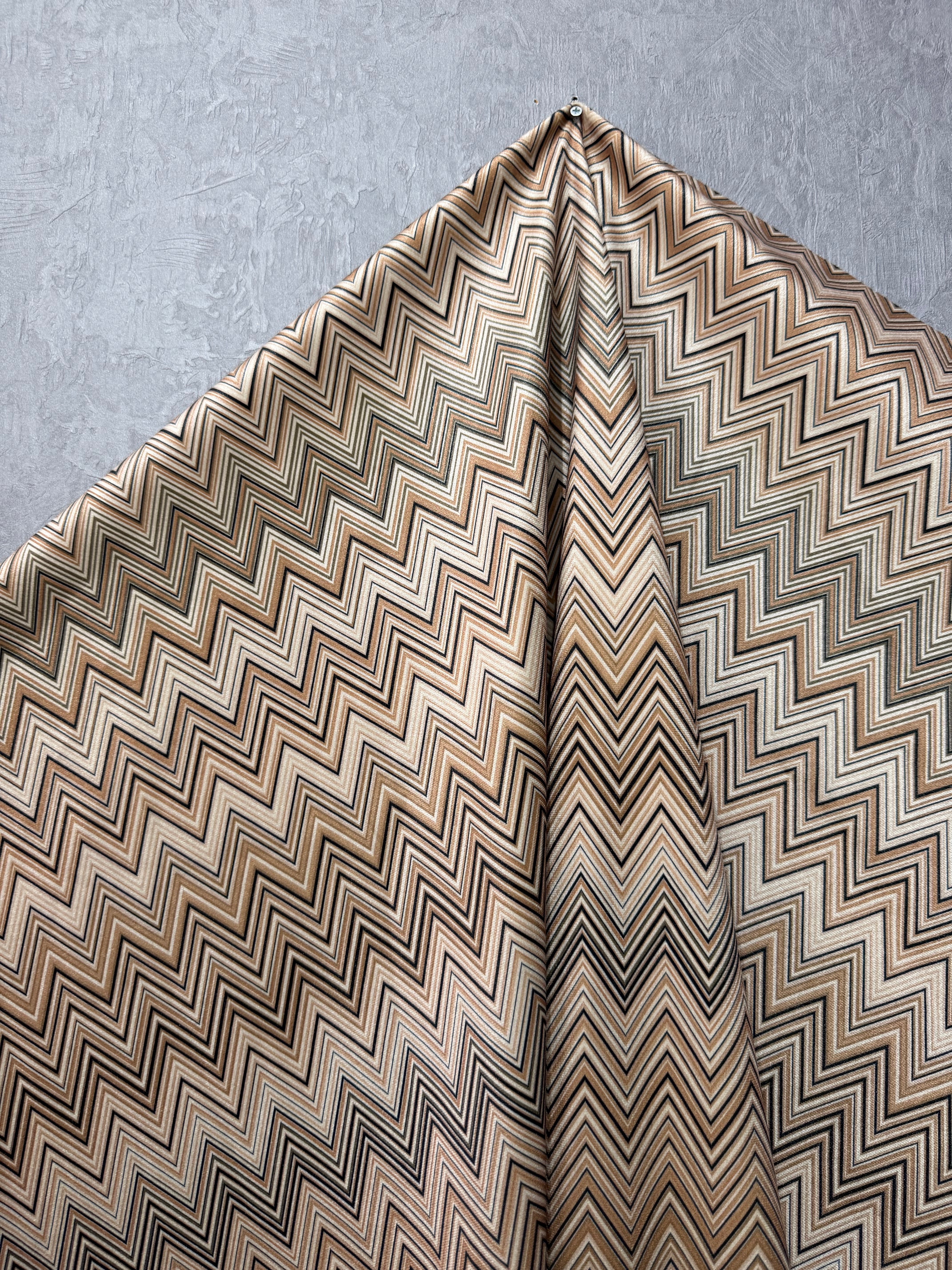 Kadife Chevron Serisi Zigzag Desenli Döşemelik & Perdelik Kadife Kumaş – Kırlentlik ve Dekoratif Kumaş – Metre ile Satış (140 cm En)