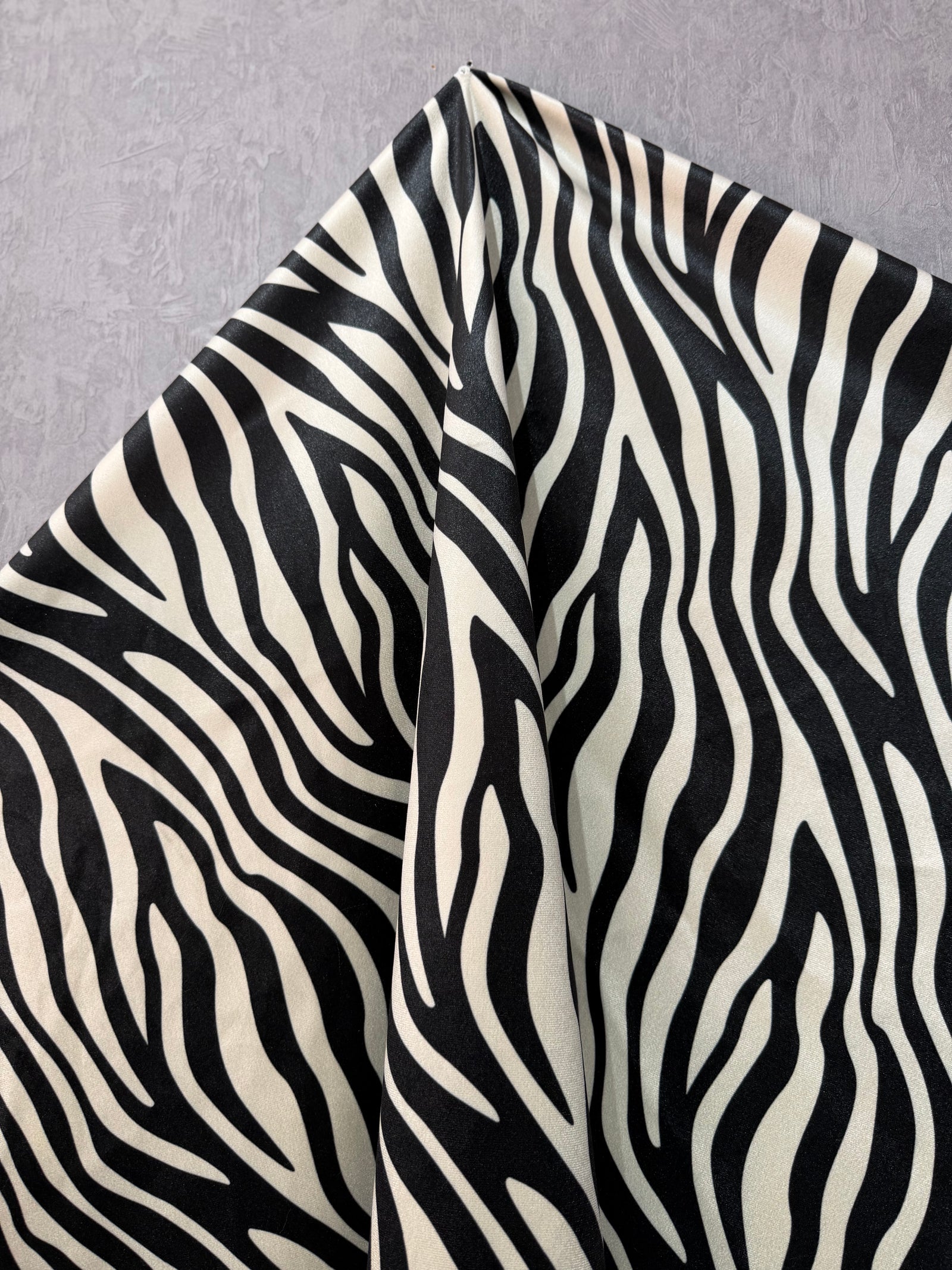 Zebra Desenli İthal Kadife Döşemelik & Perdelik Kumaş – Kırlentlik ve Dekoratif Kumaş – Metre ile Satış (140 cm En)