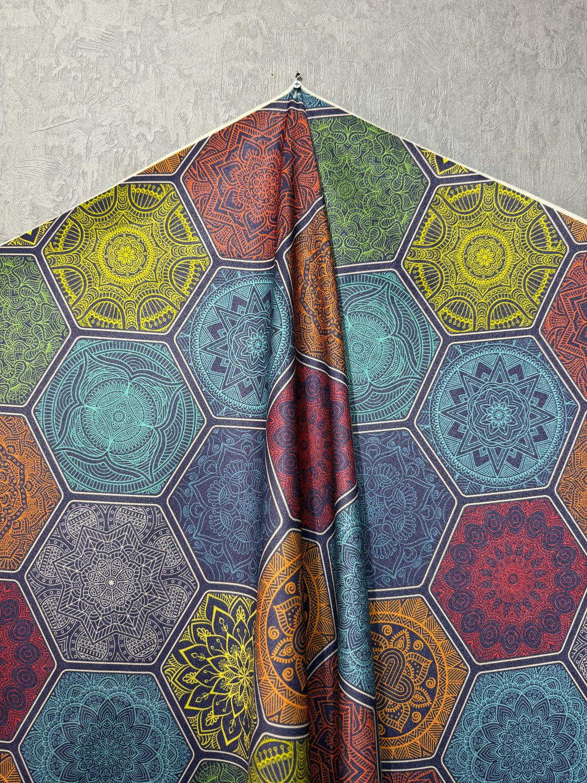 Mandala Desenli Kadife Kumaş Metre ile | Altıgen Geometrik Yumuşak Döşemelik ve Perdelik Ev Dekorasyon Kumaşı – 140 cm En