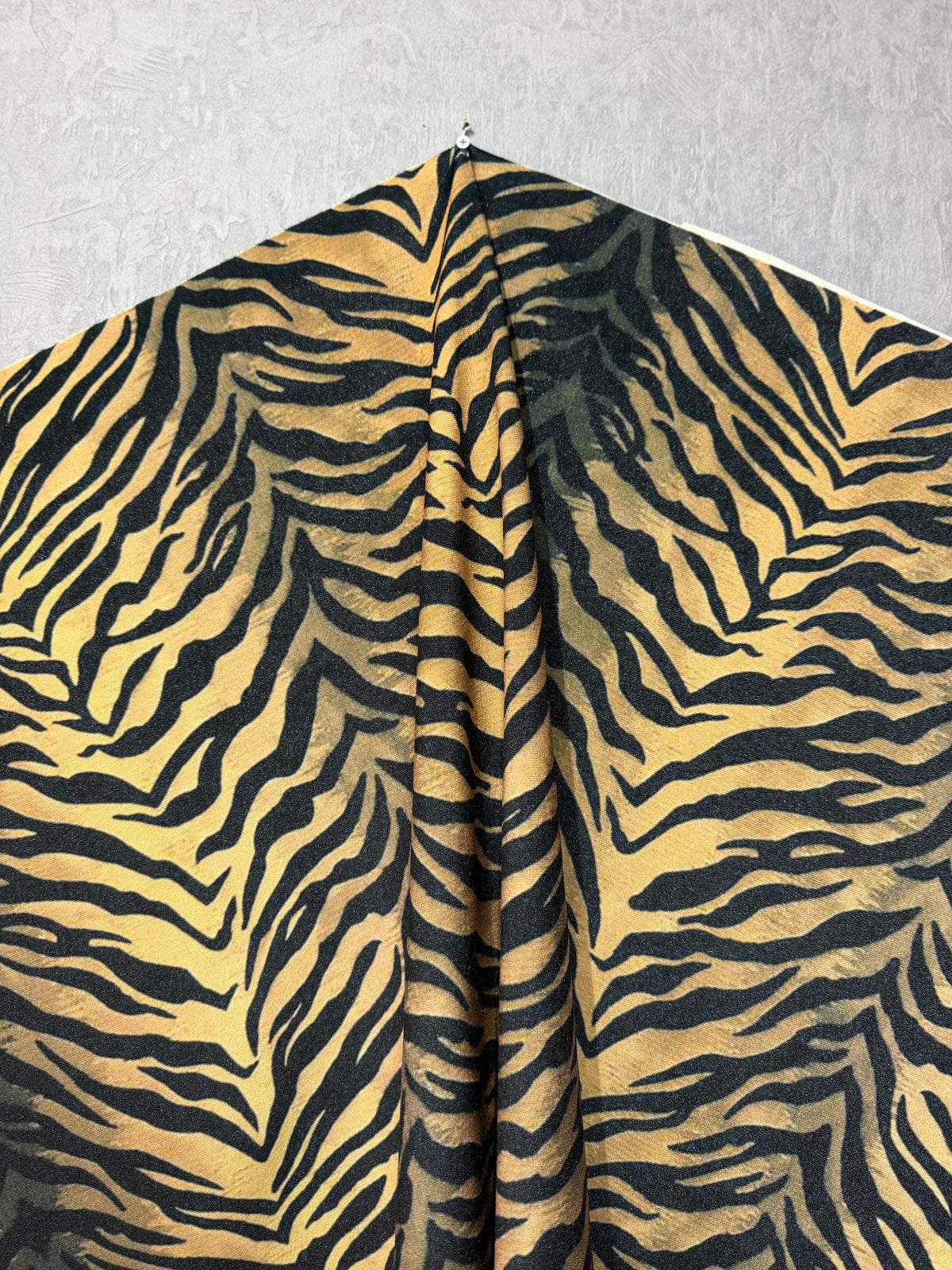 Kaplan Desenli Kadife Kumaş Metre ile | Animal Print Yumuşak Döşemelik ve Perdelik Ev Dekorasyon Kumaşı – 140 cm En