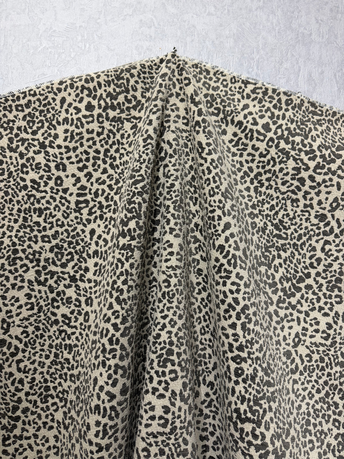 Leopar Desenli Keten Kumaş Metre ile | Animal Print Ağır Gramajlı Dokuma Döşemelik ve Perdelik Ev Dekorasyon Kumaşı – 140 cm En