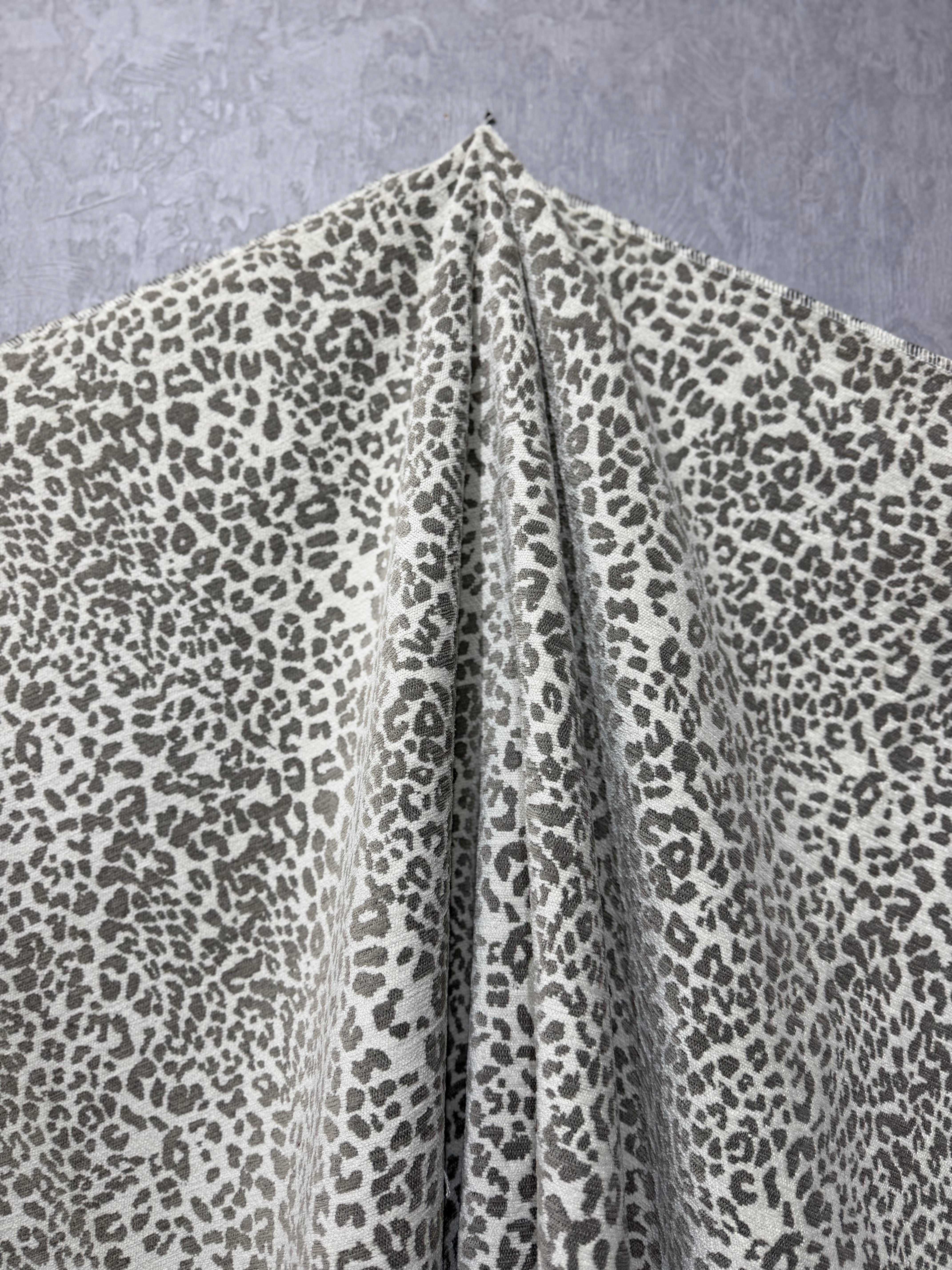 Leopar Desenli Keten Kumaş Metre ile | Animal Print Ağır Gramajlı Dokuma Döşemelik ve Perdelik Ev Dekorasyon Kumaşı – 140 cm En